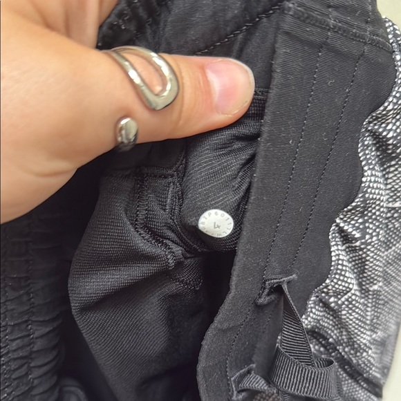 Lululemon Hotty Hot Short 4" - Picture 7 of 8